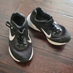 Nike Kids Black and White Sneakers Velcro Zip Close